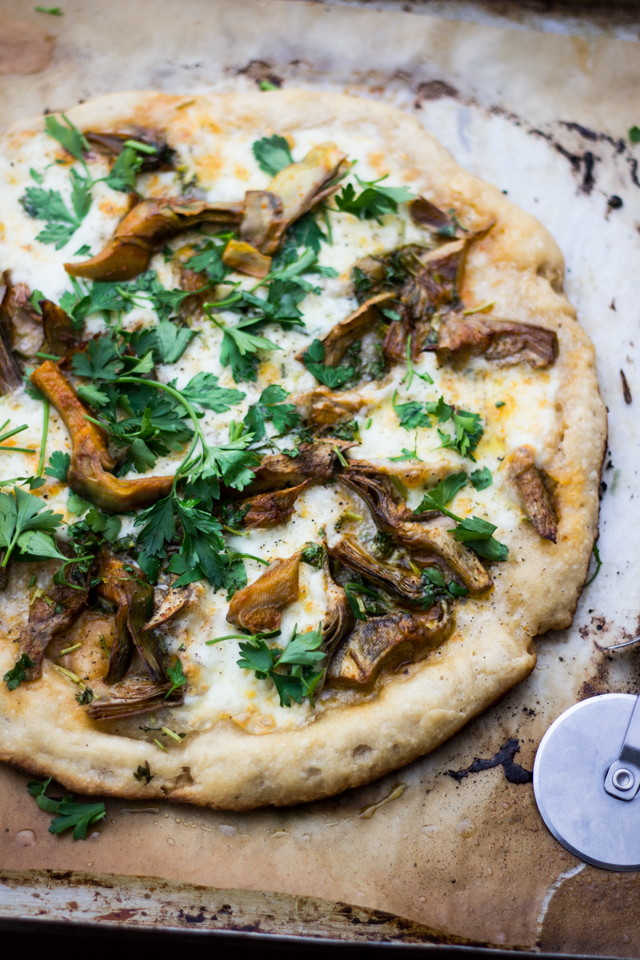 Pizza con carciofi trifolati all'harissa, una birra e lo 'sceriffo' 
