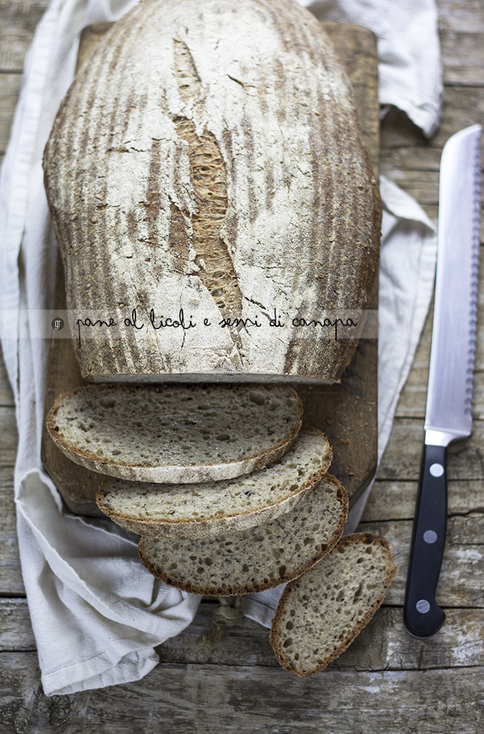 Pane con licoli e semi di canapa